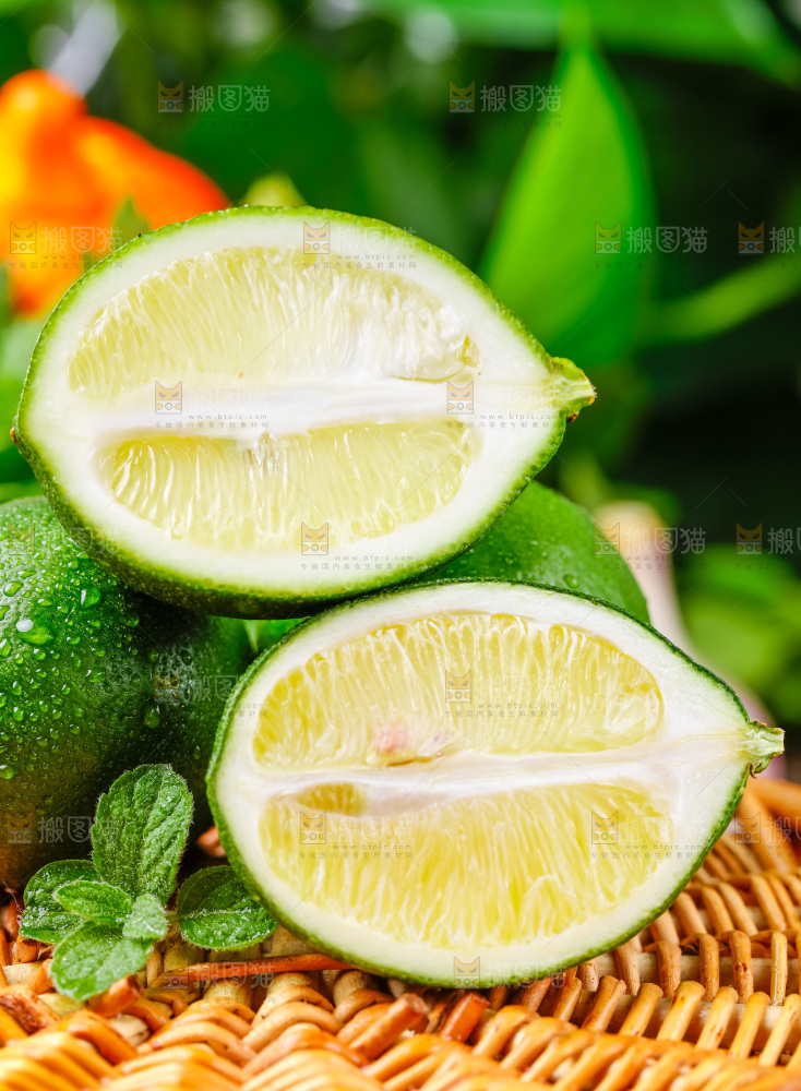 竹篮上切半的香水柠檬