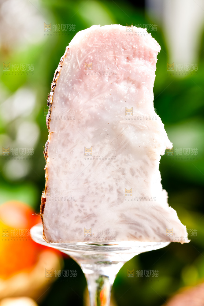 高脚杯底座上放着一块芋头果肉