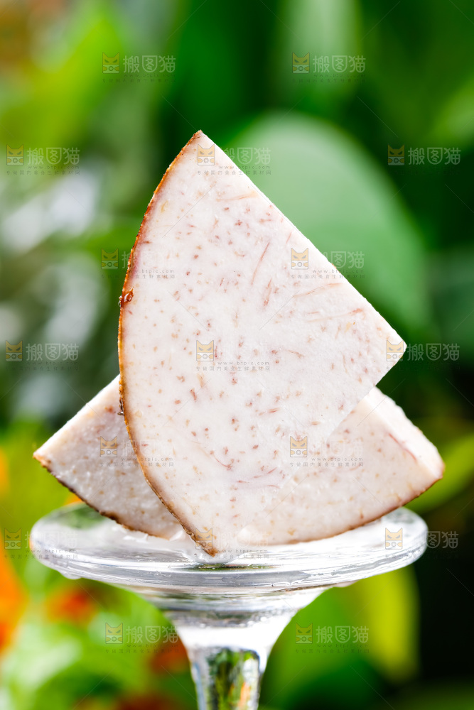 高脚杯底座上放着香芋切块