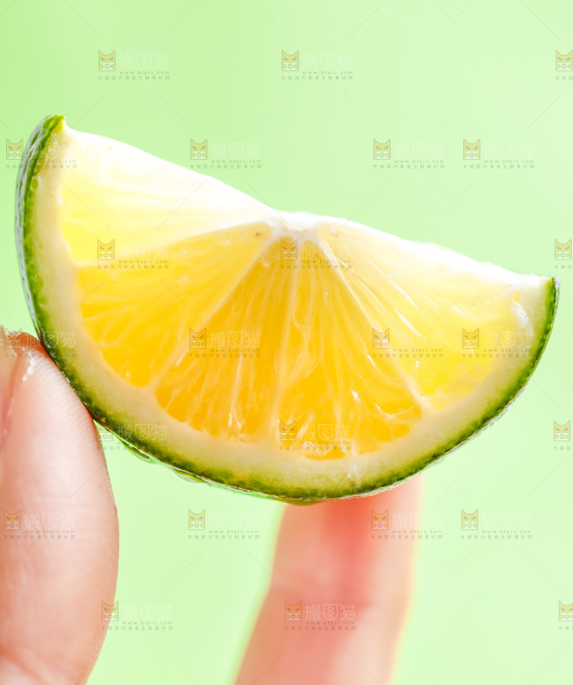 手上拿着一小块青柠檬