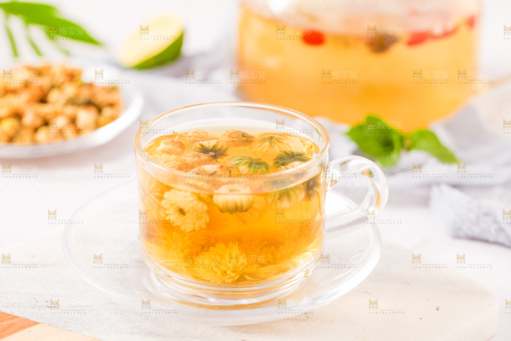 白底上的一杯胎菊花茶
