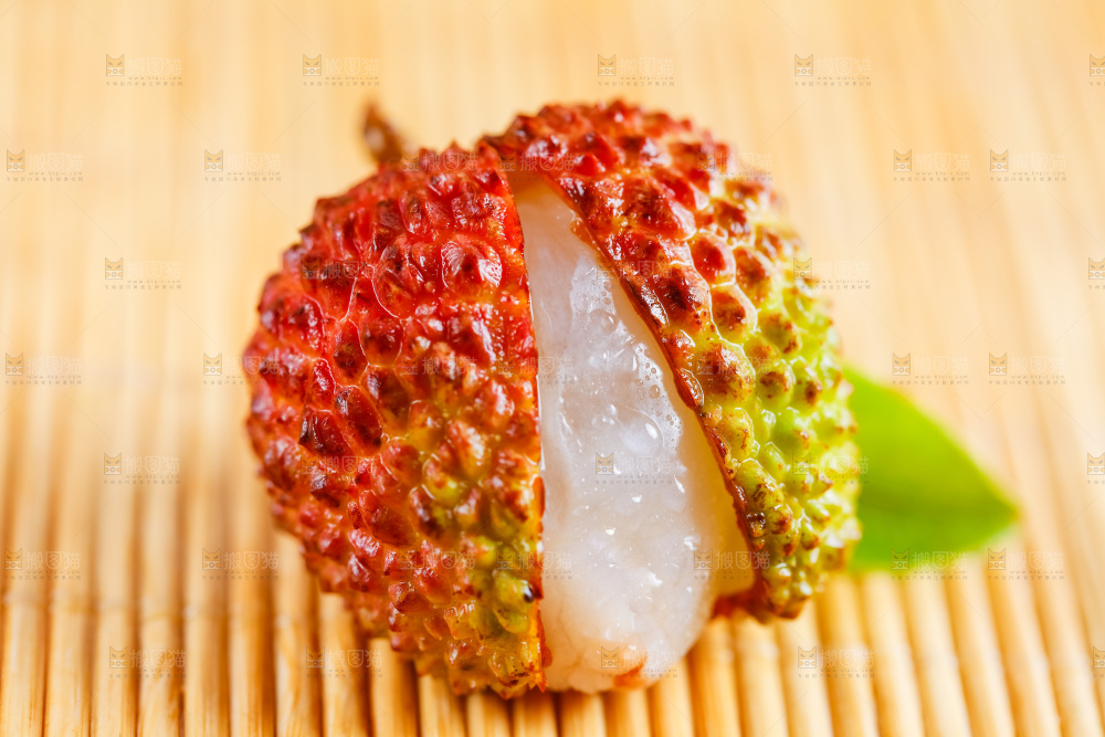 竹底上放着妃子笑荔枝