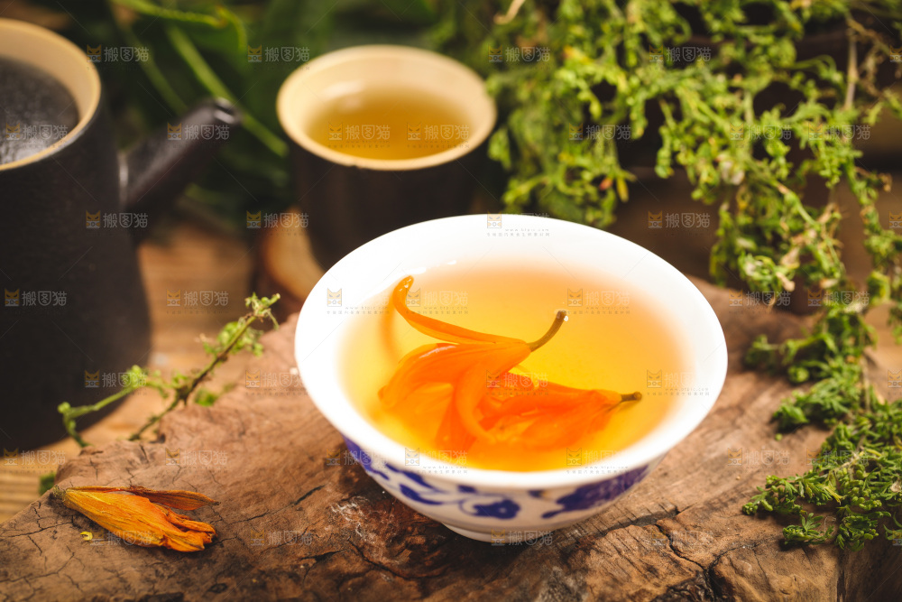 木底上放着一杯百合花茶