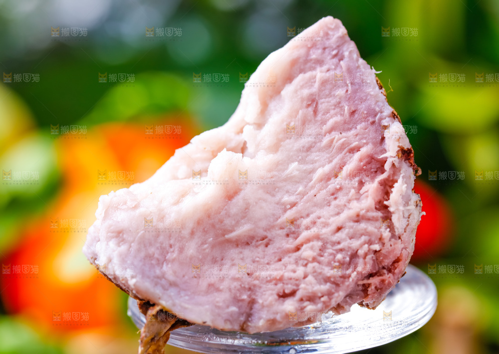 高脚杯底座上放着一块芋头果肉