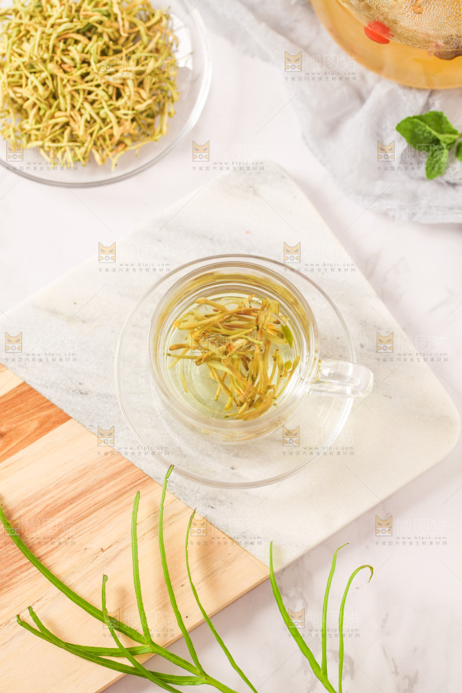 白底上放着一杯金银花茶