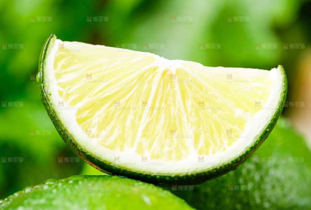 青柠檬上放着一小块香水柠檬