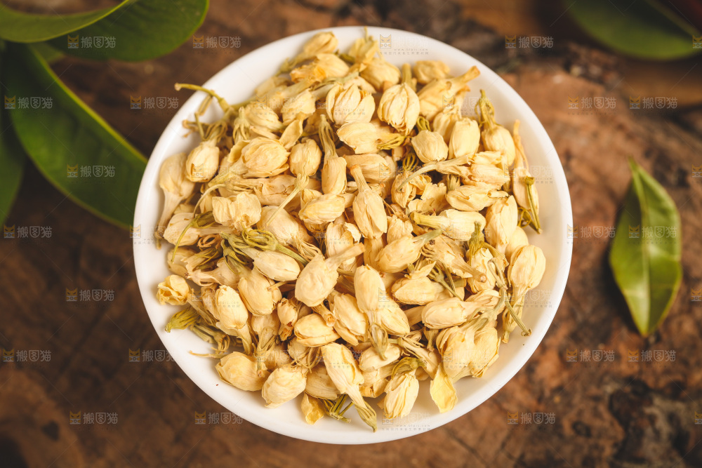 木底上放着茉莉花茶