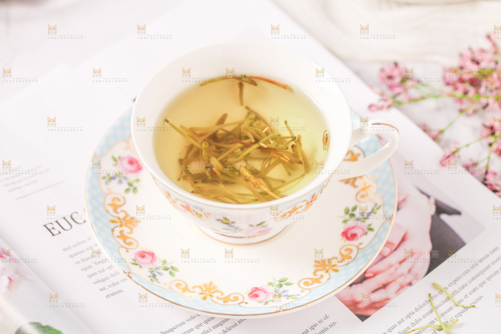 书上摆放着一杯金银花茶