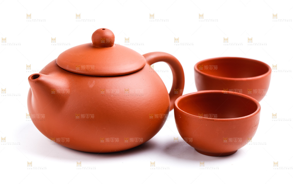 白底上放着陶瓷茶壶