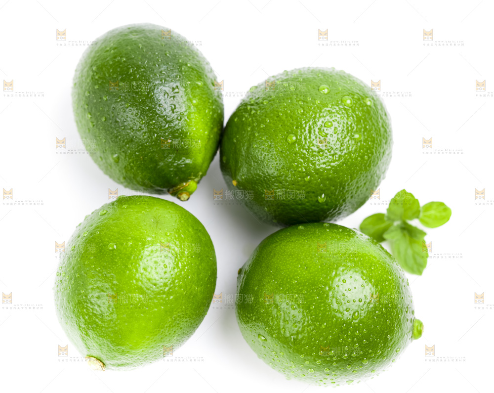 白底上放着四个青柠檬