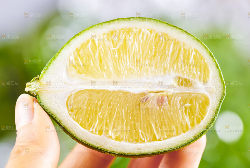手上拿着半块青柠檬