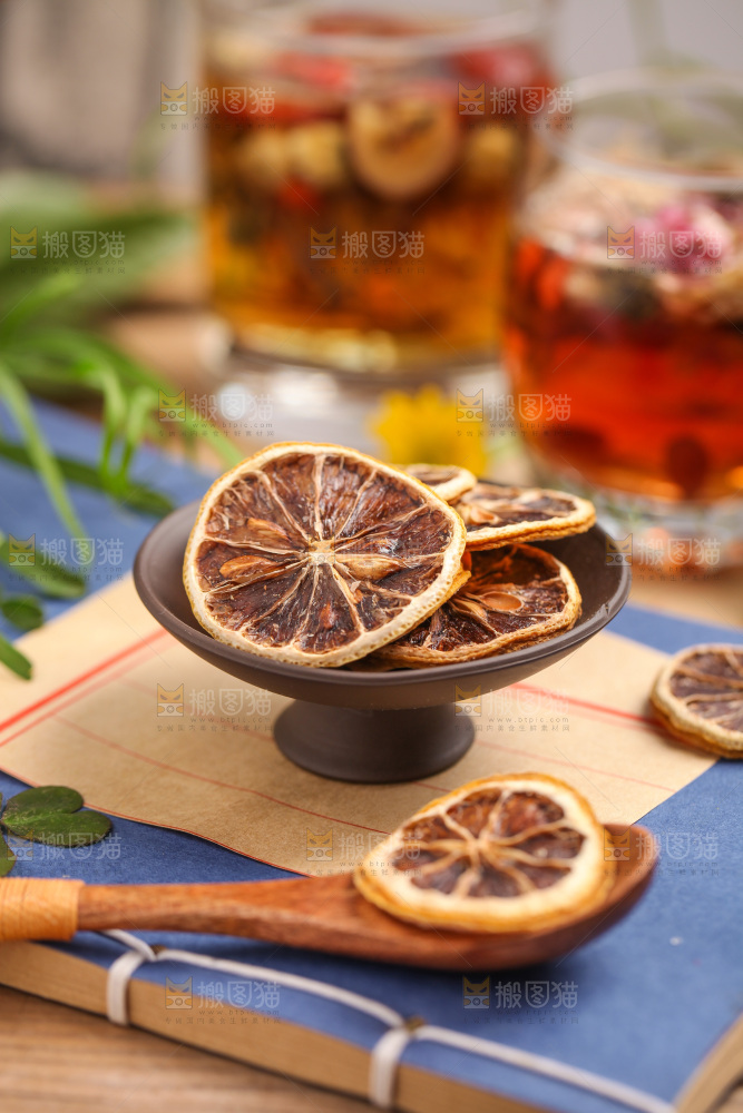 信纸上放着一盘柠檬片
