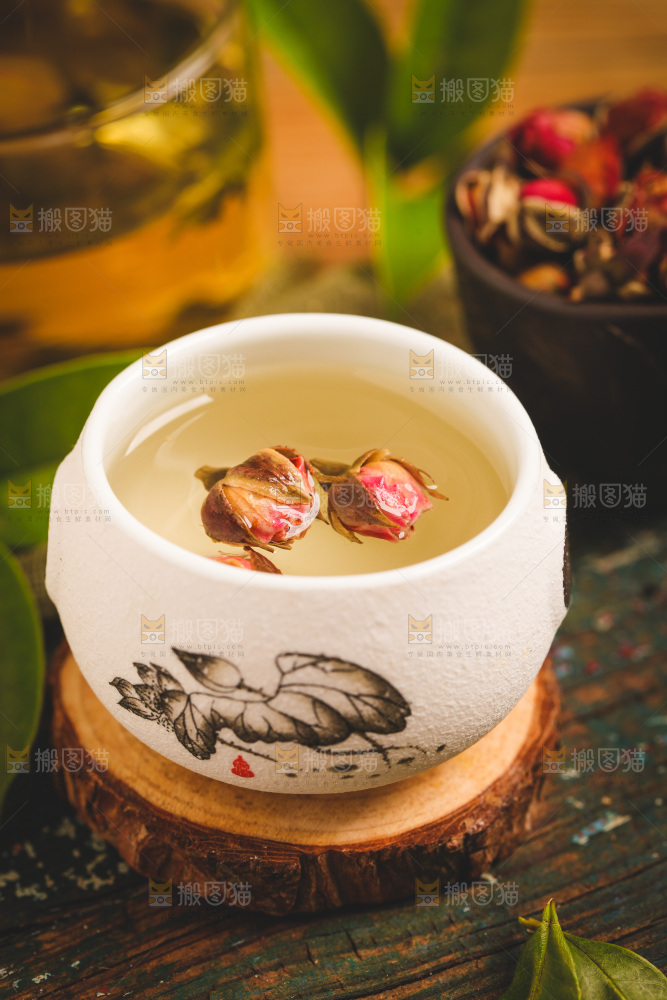 木底上放着一杯玫瑰花茶
