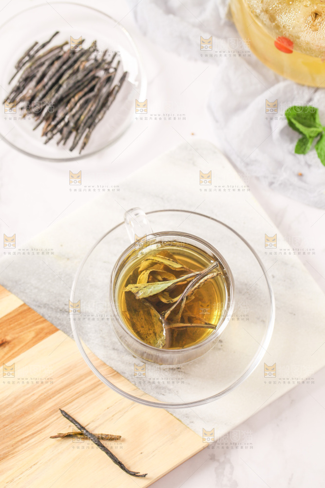 白底上放着一杯苦丁茶