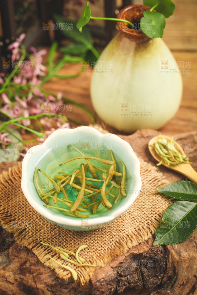 木底上放着一盏金银花茶