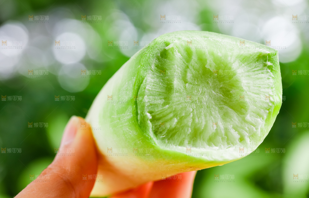 手上拿着块状的水果萝卜