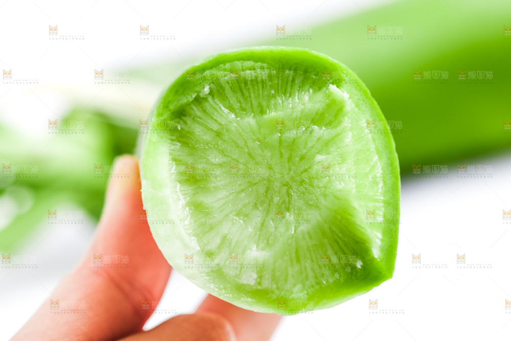 手上拿着水果萝卜