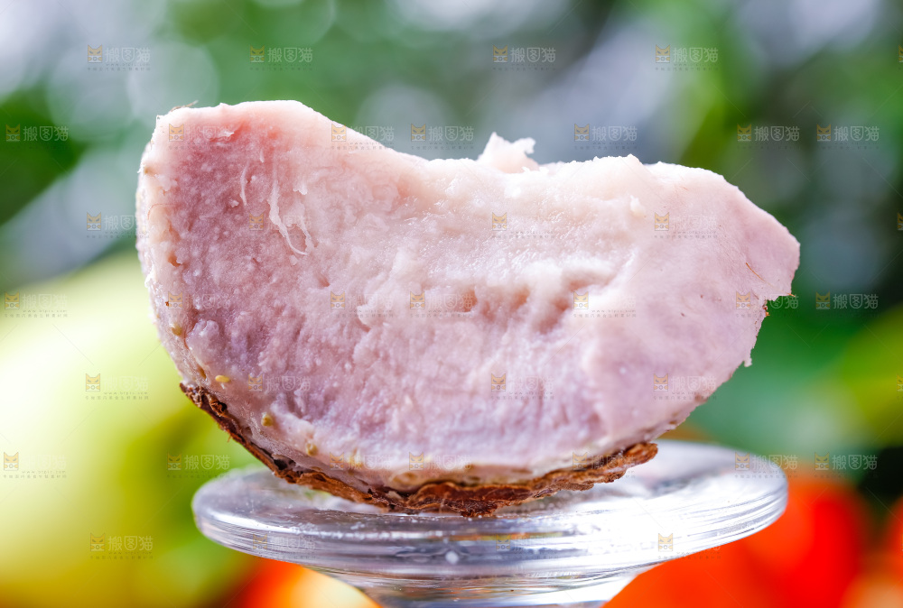 高脚杯底座上放着芋头果肉