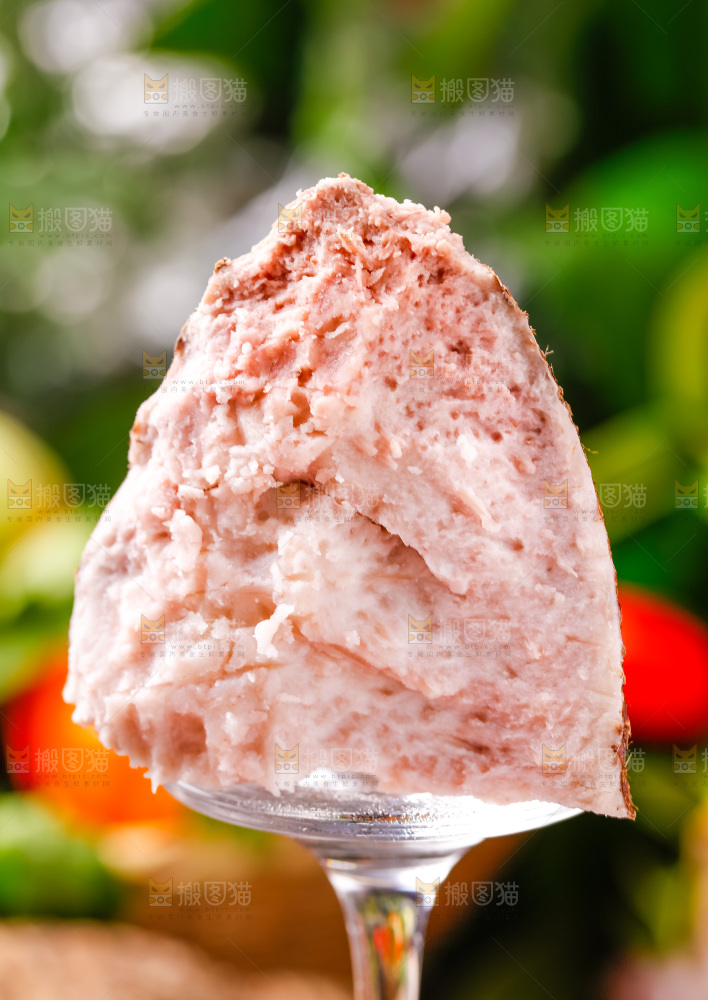 高脚杯底座上放着一块芋头果肉