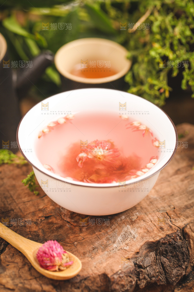 木底上的一杯千日红花茶