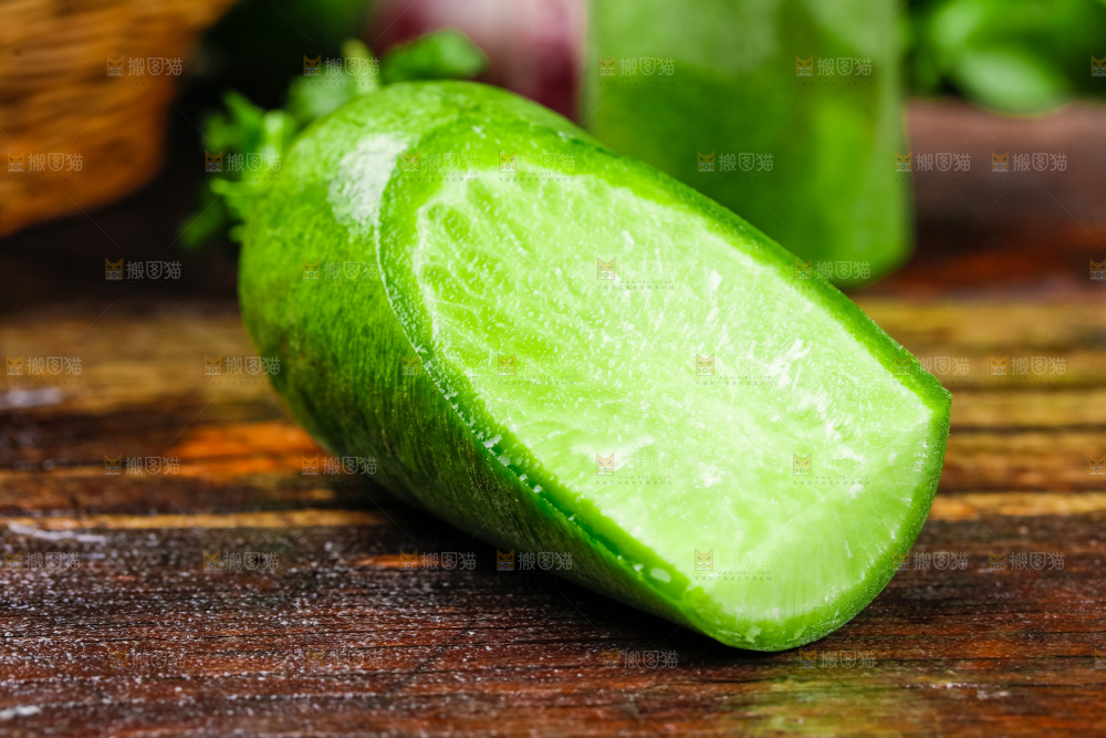 木底上放着斜切的水果萝卜