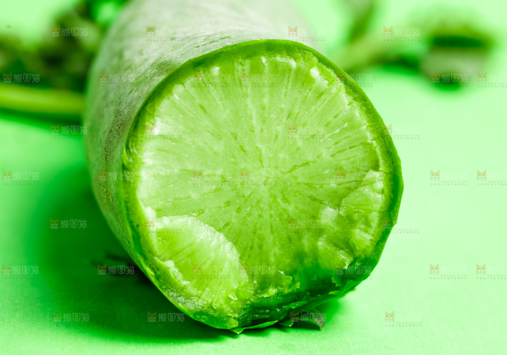 绿底上放着半根水果萝卜