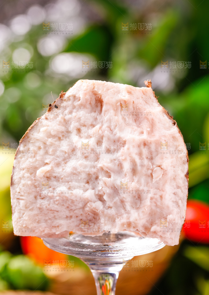 高脚杯底座上放着一块芋头果肉