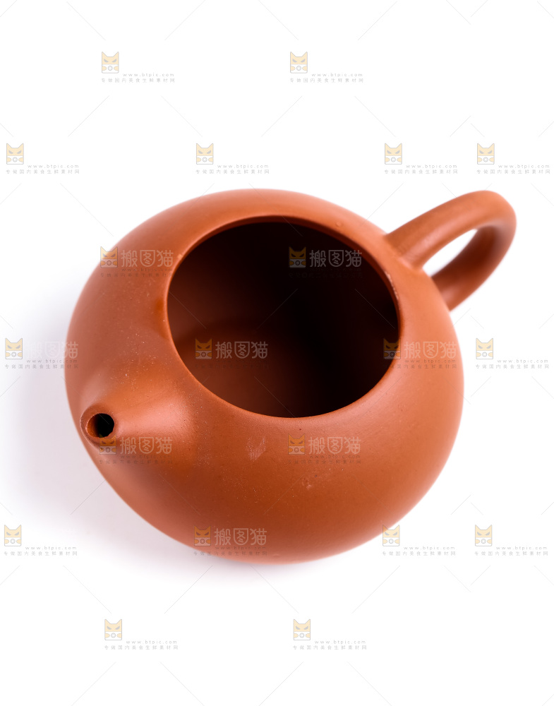 白底上放着陶瓷茶壶