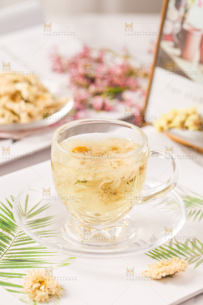 桌子上放着一杯杭白菊花茶