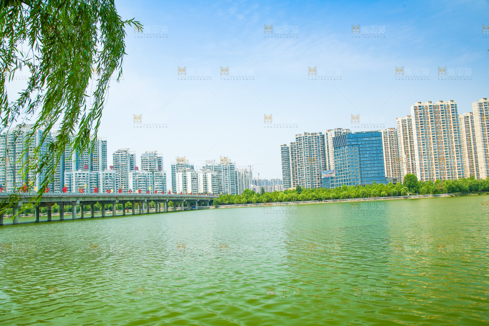 清澈的湖水