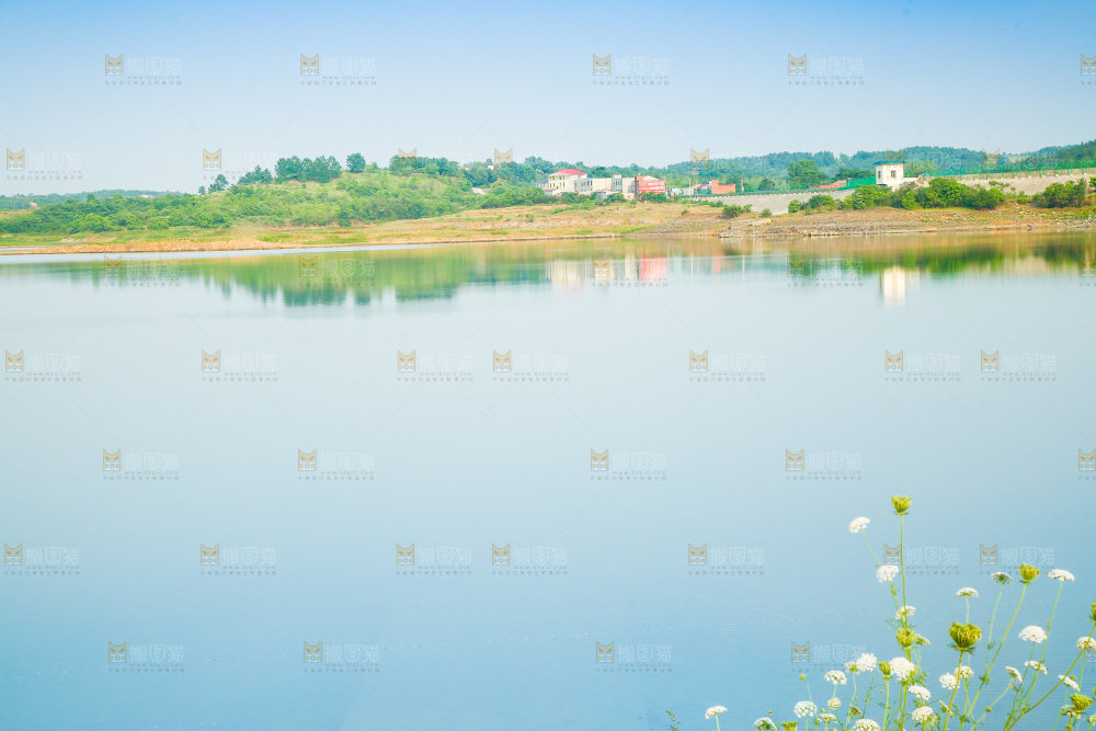 清澈的湖水