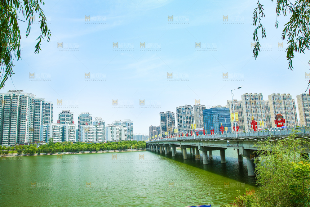 湖水上的一座桥