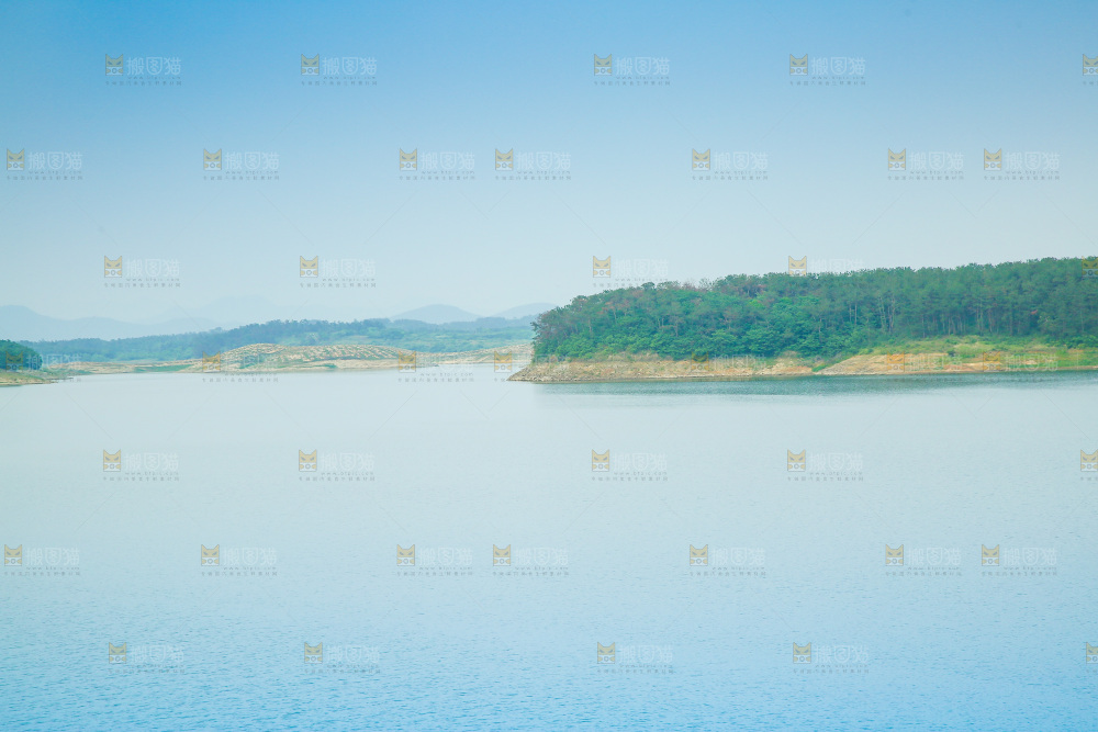 清澈的湖水