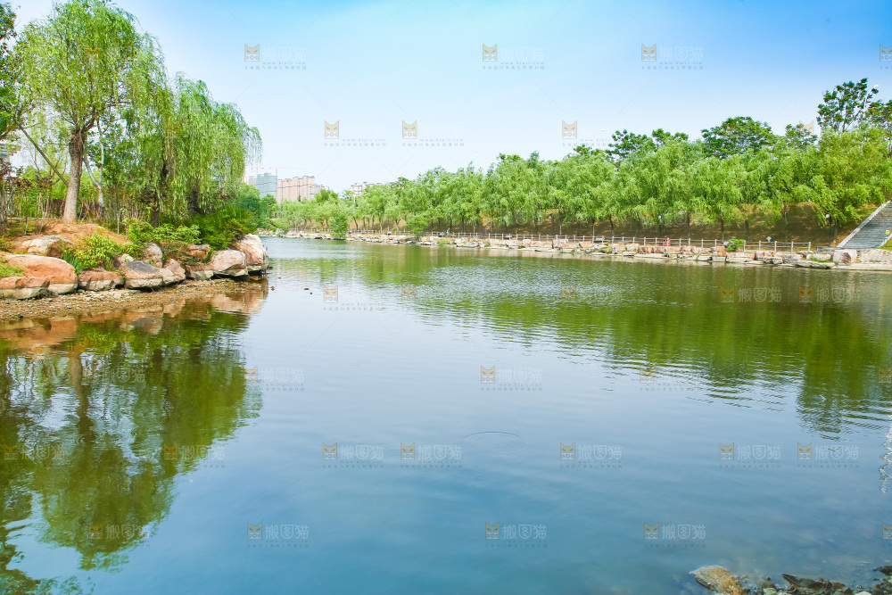 蓝天上的湖水