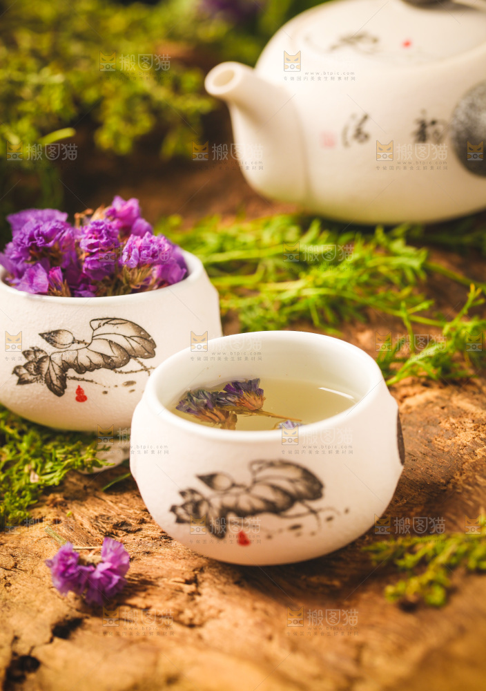 木底上放着一杯勿忘我花茶