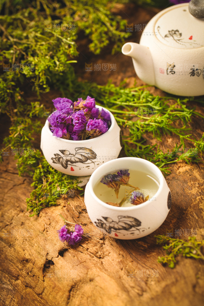 木底上放着一杯勿忘我花茶