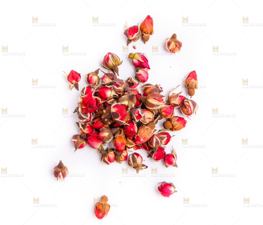 白底上放着玫瑰花茶