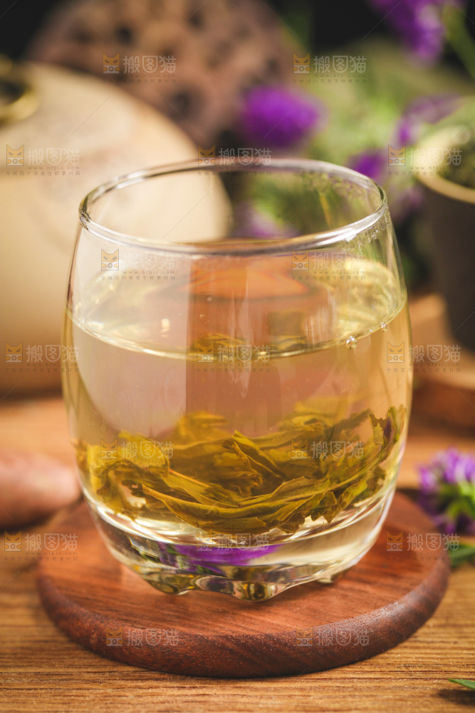 木底上放着一杯绿茶