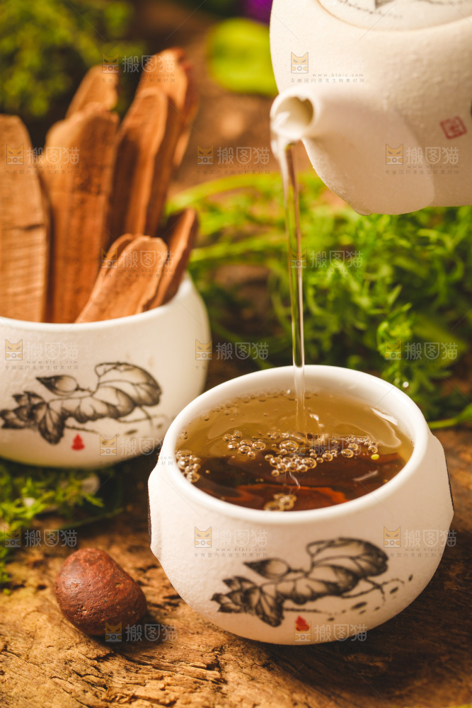 木底上放着一杯灵芝片泡水