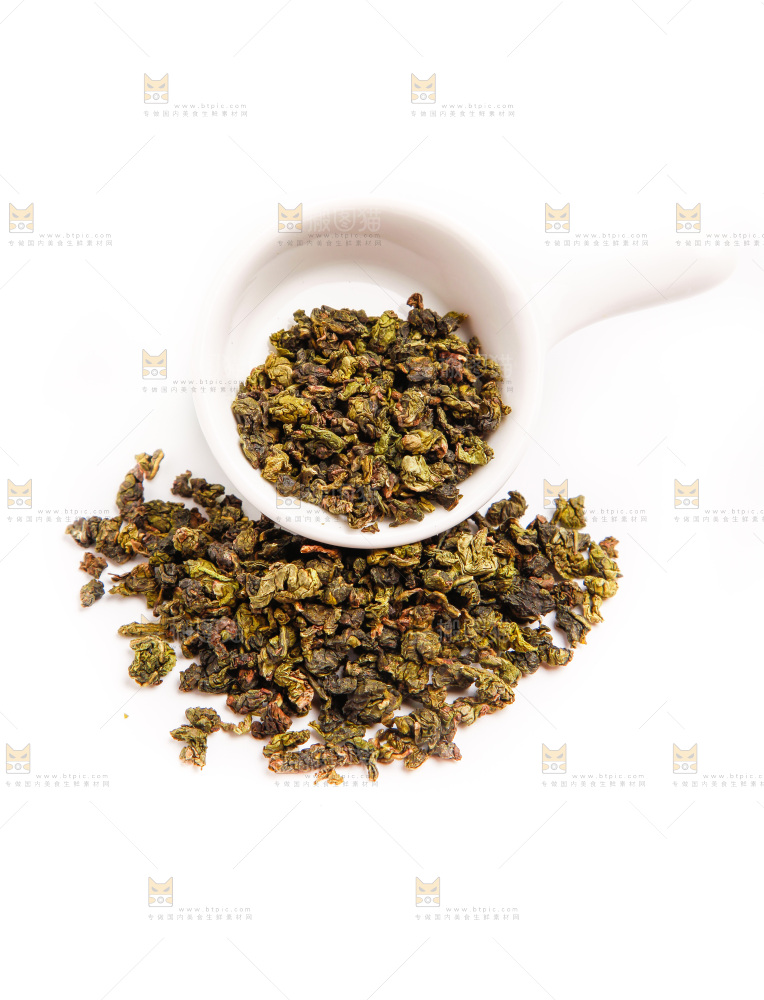 白底上摆放着乌龙茶