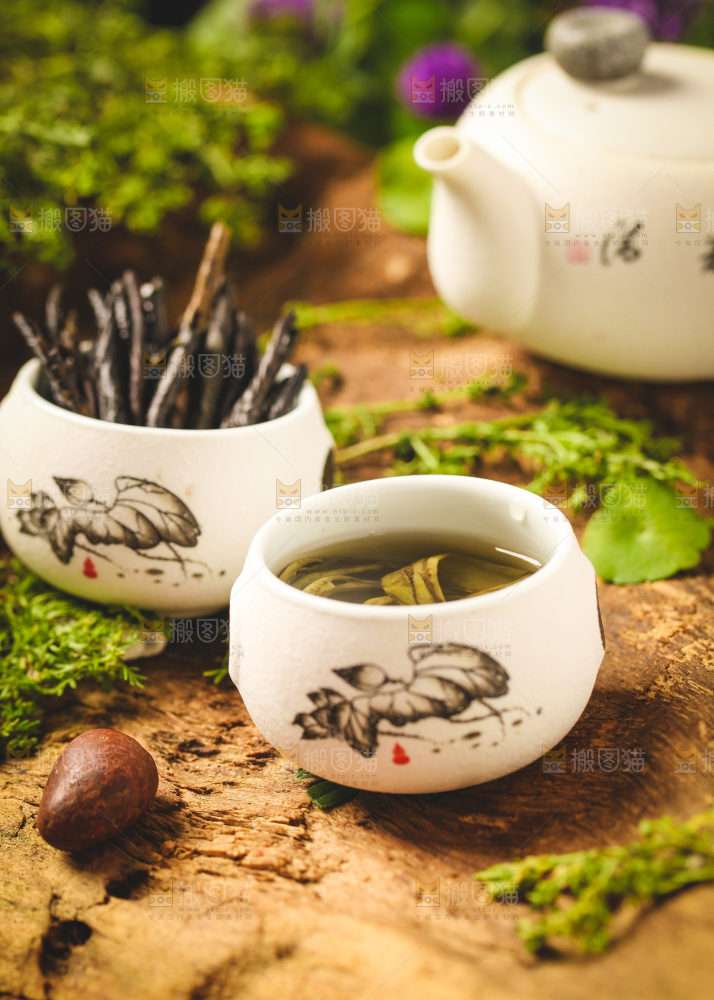 木底上放着一杯苦丁茶