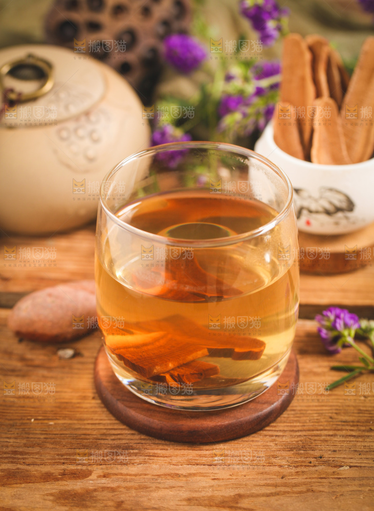 杯子里装着灵芝片泡茶