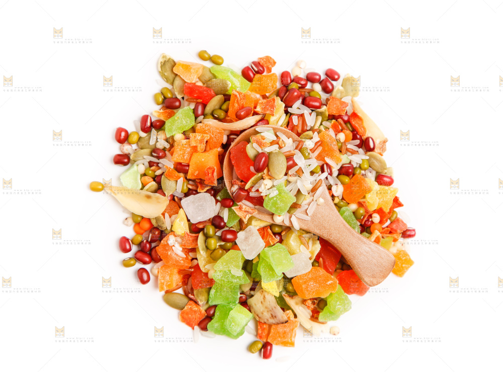 白底上摆放着水果粥食材
