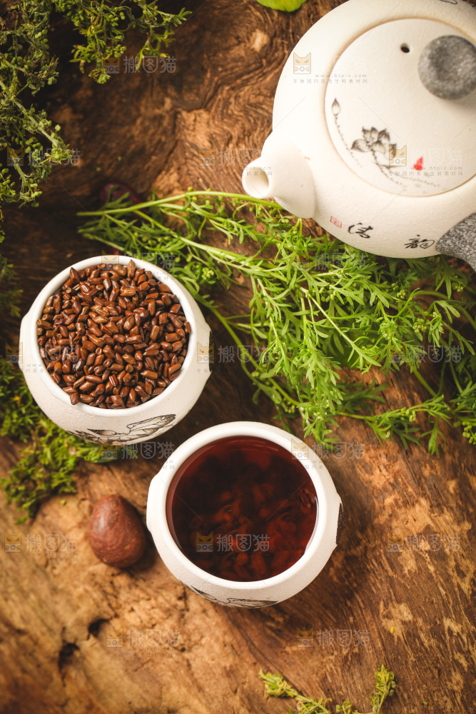 杯子里装着决明子茶