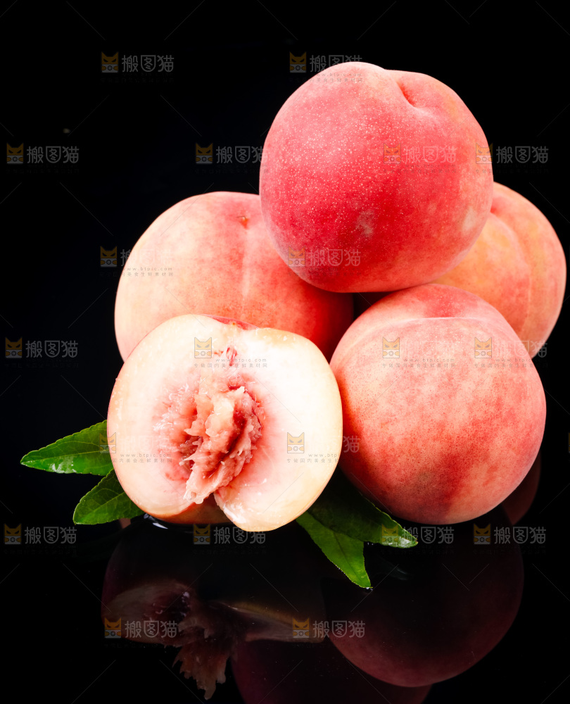 黑底上放着陕西水蜜桃