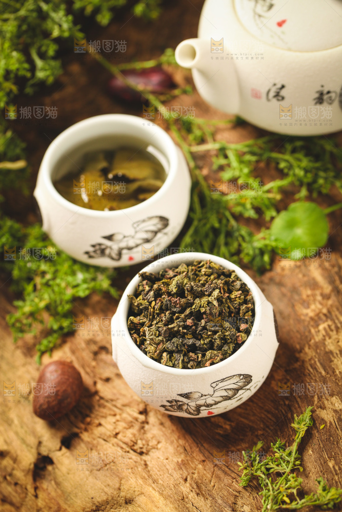 杯子里装着乌龙茶茶叶