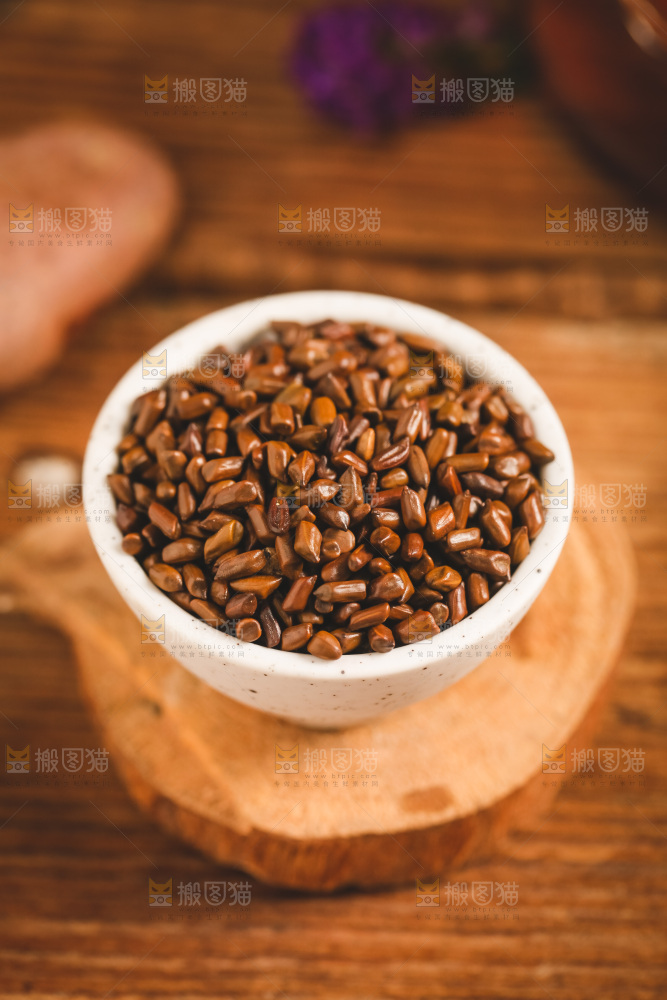 杯子里装着决明子