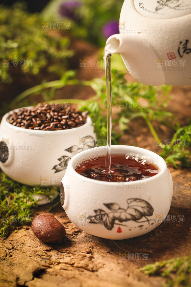 杯子里装着决明子茶