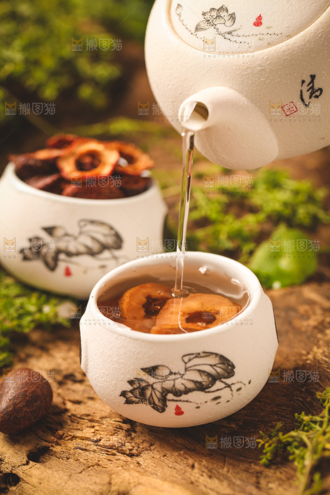 深底上放着一杯山楂片泡水