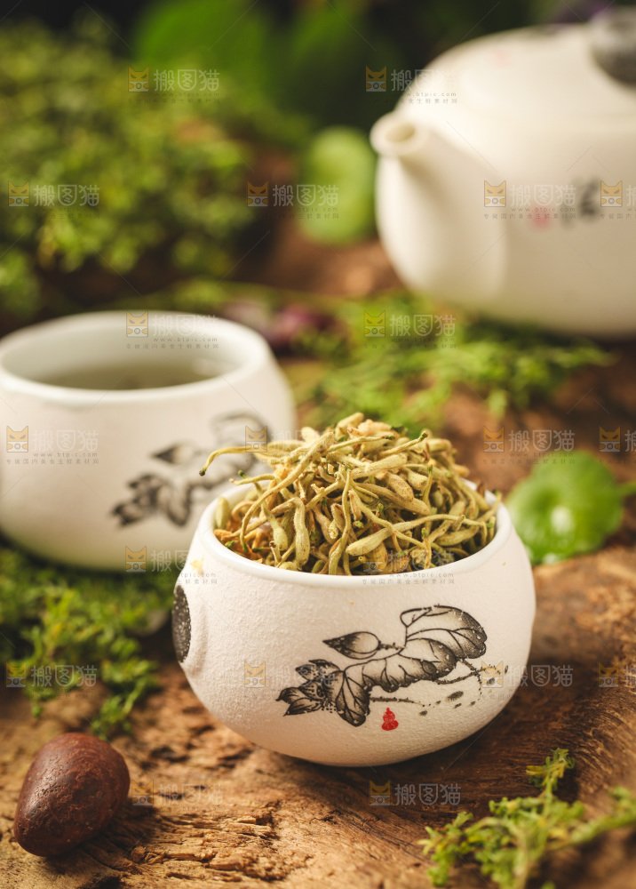 杯子里装着金银花